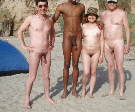 Голые семьи на пляже встал член