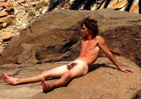 Голые мужчины на пляже