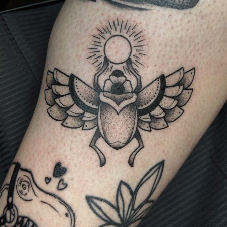 Египетский жук скарабей тату