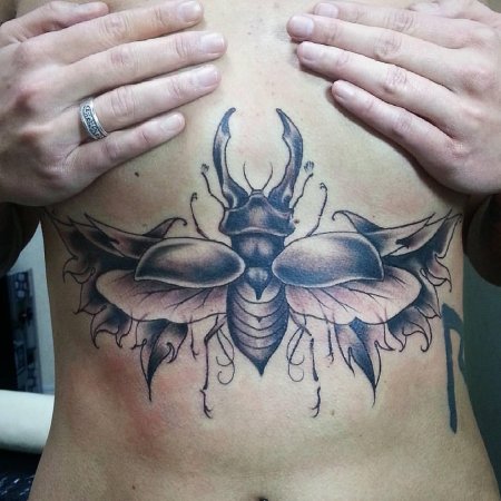 Тату жук скарабей