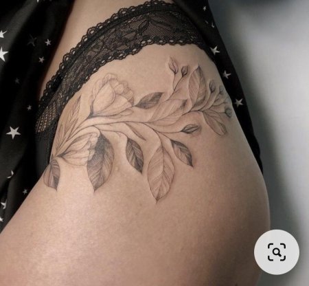 Женская татуировка на бедре