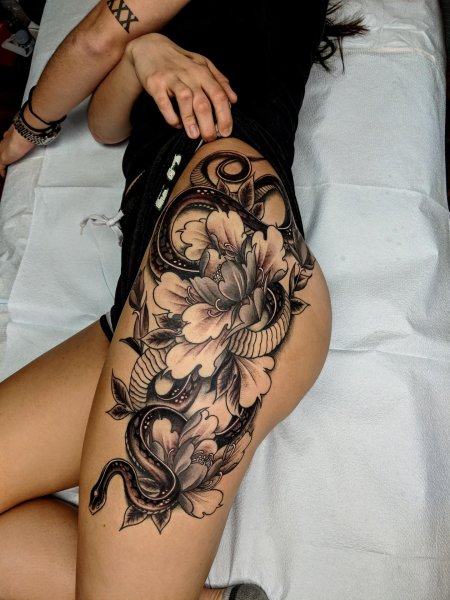 Тату на бедра