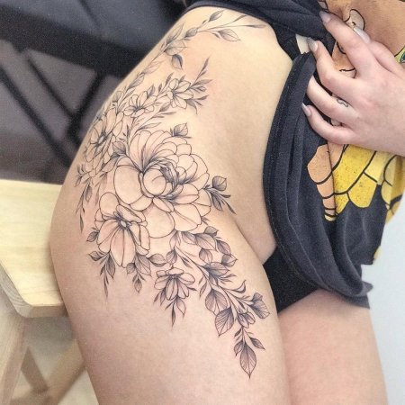 Женская татуировка на бедре