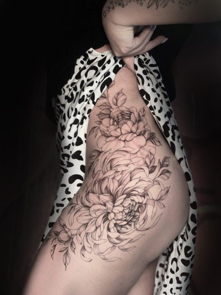 Женская тату на бедре