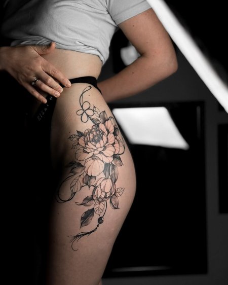 Женская тату на бедре