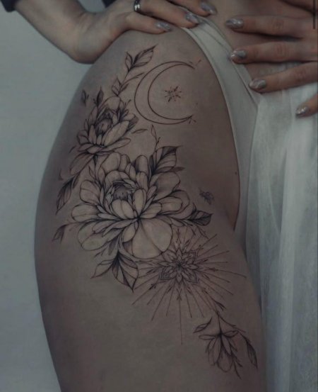 Женская татуировка на бедре