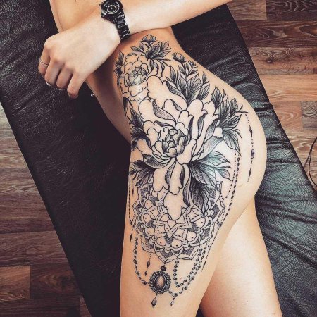 Тату на бедра