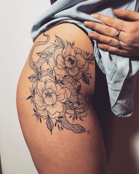 Тату на бедра