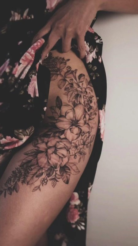 Тату на бедра