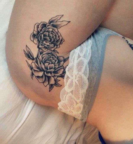 Женская татуировка на бедре