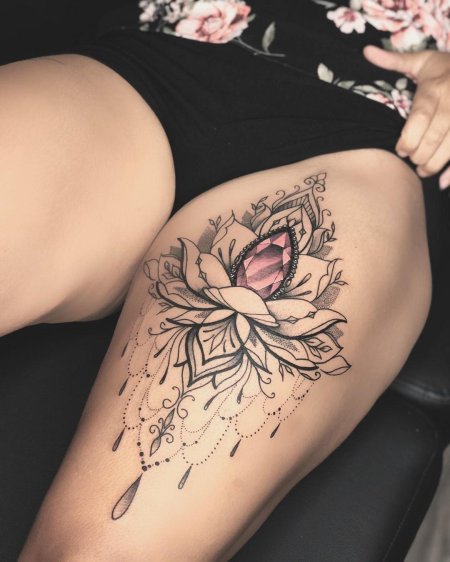 Татуировка на бедре женская