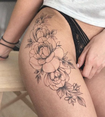 На бедре тату