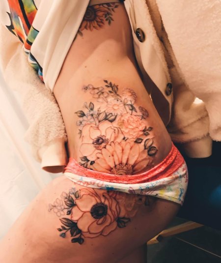 Женская татуировка на бедре
