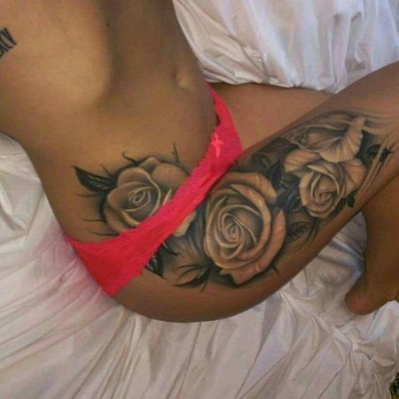 На бедре тату