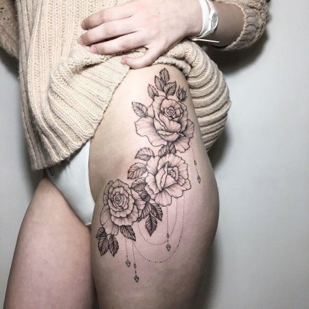 Женская татуировка на бедре