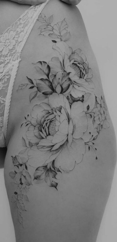 На бедре тату