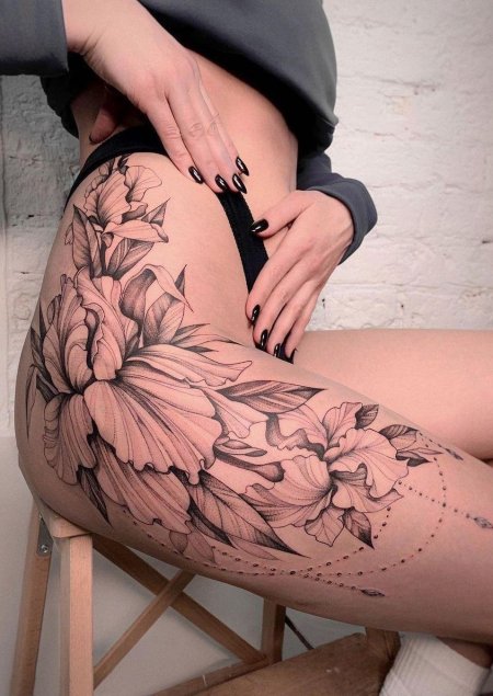 Женская татуировка на бедре