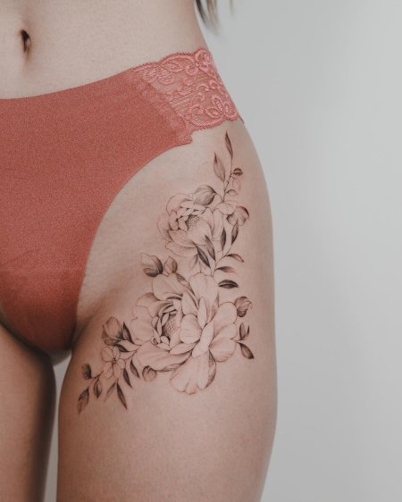 Женская татуировка на бедре