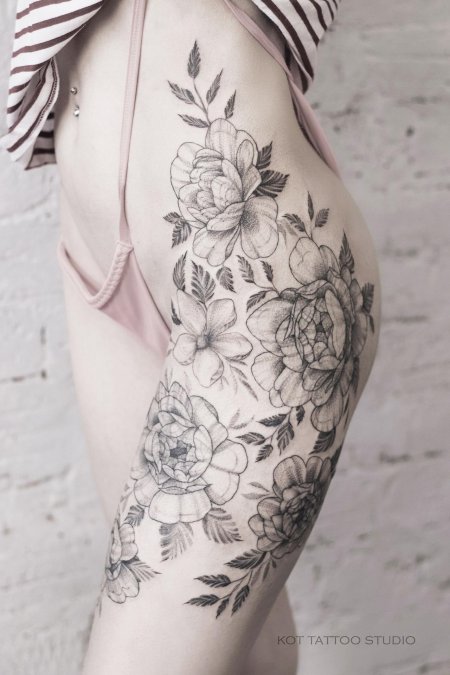 Тату на бедра