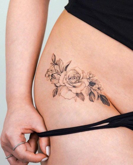 Женская татуировка на бедре