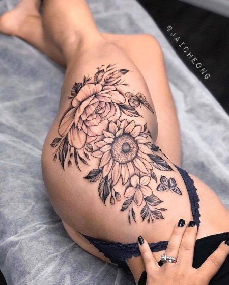 Женская татуировка на бедре