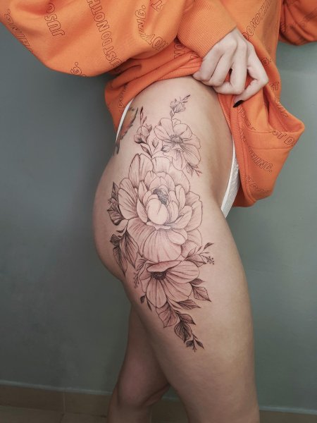 Тату на бедре сбоку для девушек