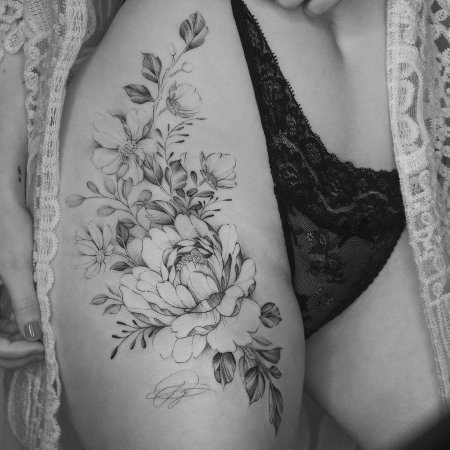 На бедре тату