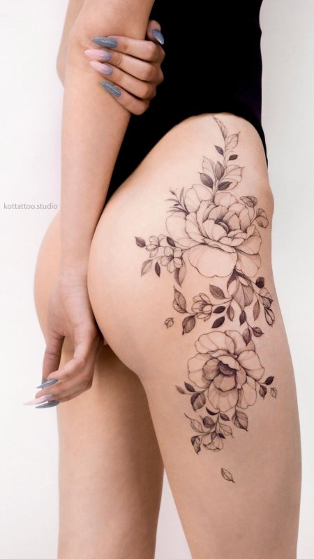 Тату на бедра