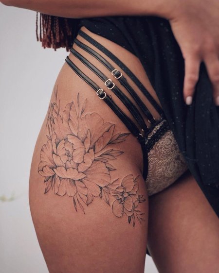 Тату для девушек на бедре