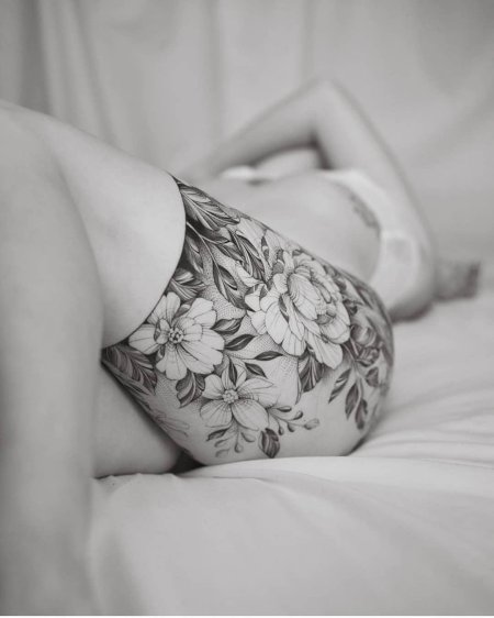 Татуировка на бедре женская