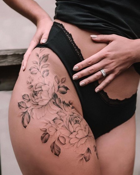 Тату на бедра