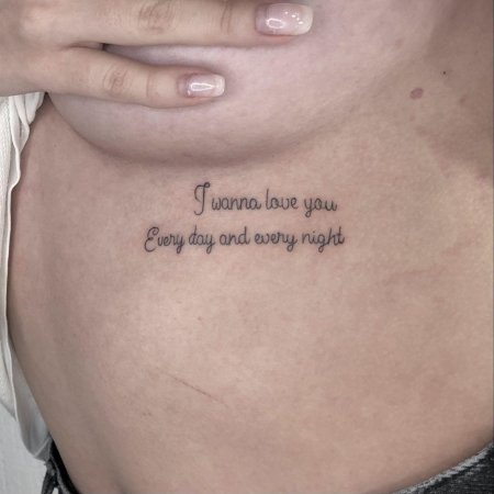 Надпись под грудью тату