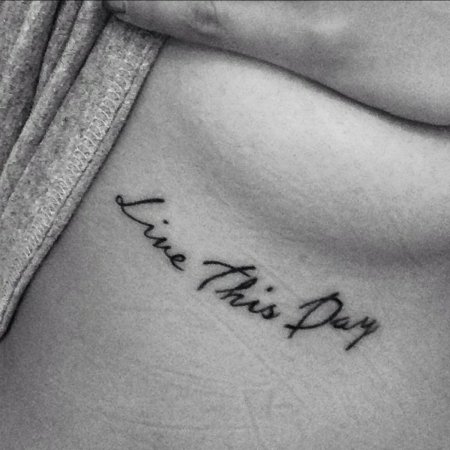 Надписи татуировки