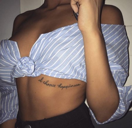 Татуировка на рёбрах для девушек