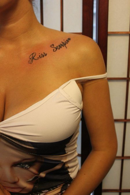 Тату надписи на ключице