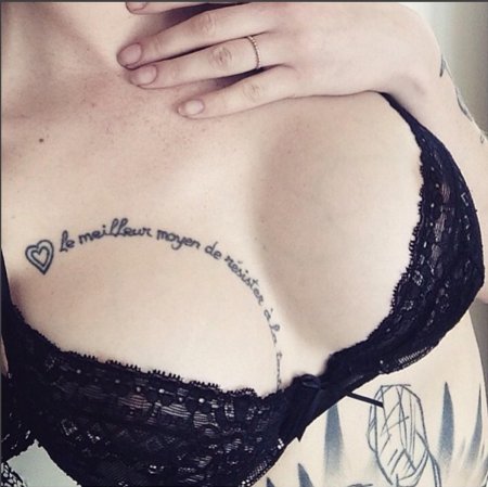 Тату на груди женская