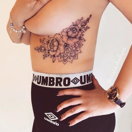 Женские татуировки под грудью