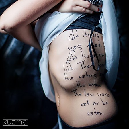 Тату под грудью надпись