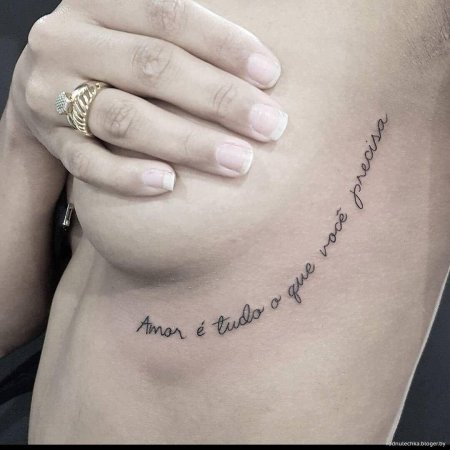 Тату под грудью надпись