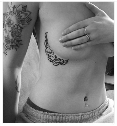 Под грудью тату