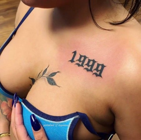 На груди тату