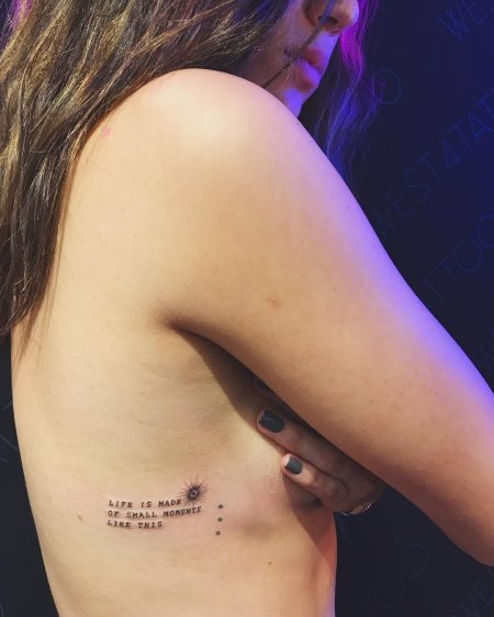 Маленькая тату на ребре у девушек