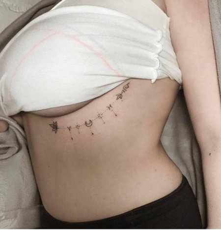 Тату под грудиной у девушек