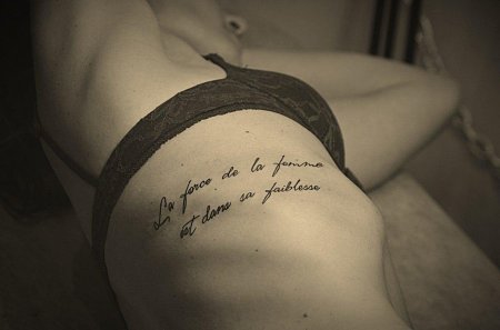 Татуировки женские надписи