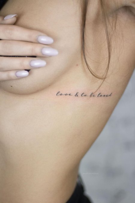 Тату под грудью надпись