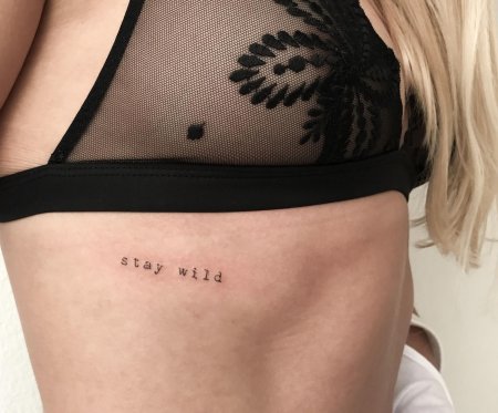 Тату на ребрах