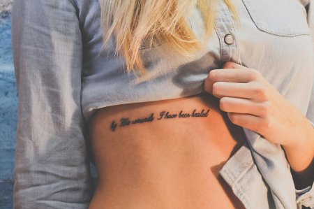 Надписи татуировки