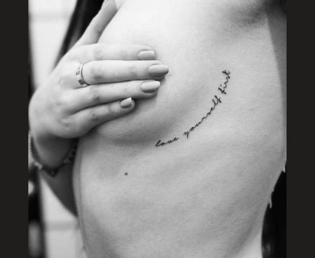 Тату под грудью надпись