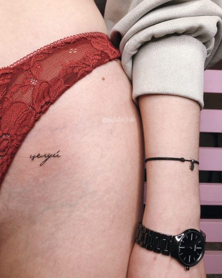 Маленькие тату на бедре