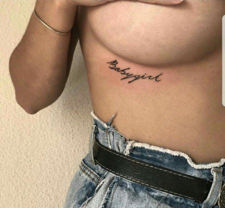 Тату под грудью надпись